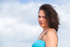 Jeune femme caucasienne adulte légèrement de sourire image stock Jeune femme caucasienne adulte légèrement de sourire image stock