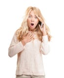 Jeune femme choqué parlant au téléphone sur le blanc. photo stock Jeune femme choqué parlant au téléphone sur le blanc. photo stock