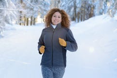 Jeune femme convenable pulsant en hiver image libre de droits Jeune femme convenable pulsant en hiver image libre de droits