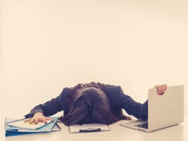 Jeune femme d'affaires soumise à une contrainte et désespérée avec l'ordinateur portable Environnement frustrant et stressant de images libres de droits Jeune femme d'affaires soumise à une contrainte et désespérée avec l'ordinateur portable Environnement frustrant et stressant de images libres de droits