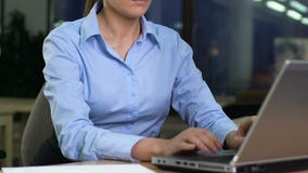 Jeune femme dans les emails formels d'ordinateur portable et de lecture d'ouverture de costume, fonctionnant la nuit banque de vidéos Jeune femme dans les emails formels d'ordinateur portable et de lecture d'ouverture de costume, fonctionnant la nuit banque de vidéos