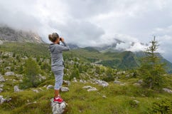 Jeune femme dans les montagnes images libres de droits Jeune femme dans les montagnes images libres de droits