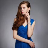Jeune femme de Beauitiful dans la robe bleue Photo stock Jeune femme de Beauitiful dans la robe bleue Photo stock