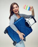 Jeune femme de sourire heureuse tenant le passeport avec des billets et cred Photos stock Jeune femme de sourire heureuse tenant le passeport avec des billets et cred Photos stock