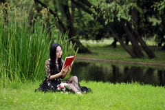 Jeune femme en stationnement, livre et relev? verts Bonheur, beau photos libres de droits Jeune femme en stationnement, livre et relev? verts Bonheur, beau photos libres de droits