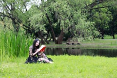 Jeune femme en stationnement, livre et relev? verts Bonheur, beau photos stock Jeune femme en stationnement, livre et relev? verts Bonheur, beau photos stock