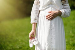 Jeune femme enceinte heureuse détendant en nature Fermez-vous du pregn image stock Jeune femme enceinte heureuse détendant en nature Fermez-vous du pregn image stock
