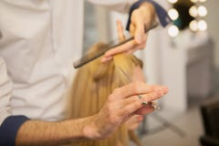 Jeune femme faisant dénommer ses cheveux par le coiffeur photo stock Jeune femme faisant dénommer ses cheveux par le coiffeur photo stock