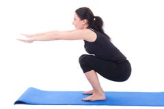 Jeune femme faisant l'exercice d'accroupissement d'isolement sur le blanc images stock Jeune femme faisant l'exercice d'accroupissement d'isolement sur le blanc images stock
