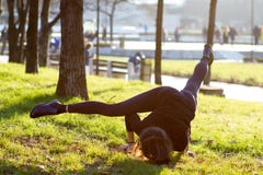 Jeune femme faisant le yoga en stationnement image libre de droits Jeune femme faisant le yoga en stationnement image libre de droits