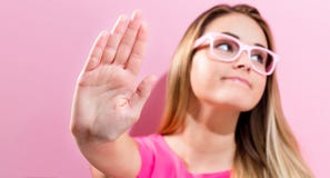 Jeune femme faisant une pose de rejet image libre de droits Jeune femme faisant une pose de rejet image libre de droits
