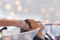Jeune femme heureuse au salon de coiffure image stock Jeune femme heureuse au salon de coiffure image stock