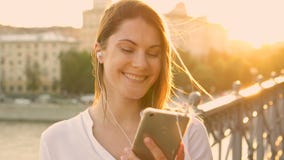 Jeune femme heureuse détendant dehors Musique de écoute de belle fille sur son smartphone Briller du soleil d'été clips vidéos Jeune femme heureuse détendant dehors Musique de écoute de belle fille sur son smartphone Briller du soleil d'été clips vidéos