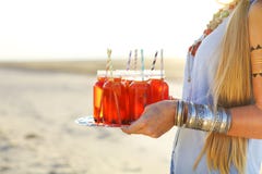Jeune femme heureuse tenant un plat avec boissons à la partie d'été image libre de droits Jeune femme heureuse tenant un plat avec boissons à la partie d'été image libre de droits