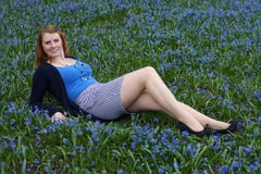 Jeune femme heureux parmi des fleurs photographie stock Jeune femme heureux parmi des fleurs photographie stock
