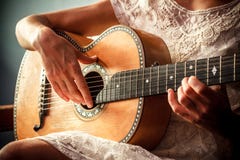 Jeune femme jouant la guitare à l'intérieur le jour ensoleillé photo libre de droits Jeune femme jouant la guitare à l'intérieur le jour ensoleillé photo libre de droits