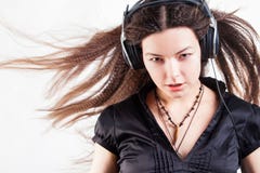 Jeune femme ?l?gante dans de grands ?couteurs ?coutant la musique et ayant l'amusement image libre de droits Jeune femme ?l?gante dans de grands ?couteurs ?coutant la musique et ayant l'amusement image libre de droits
