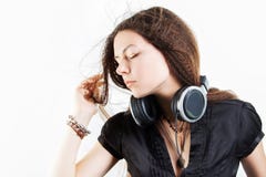 Jeune femme ?l?gante dans de grands ?couteurs ?coutant la musique et ayant l'amusement image stock Jeune femme ?l?gante dans de grands ?couteurs ?coutant la musique et ayant l'amusement image stock