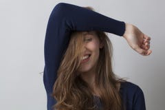 Jeune femme magnifique heureuse cachant son visage avec des cheveux photos libres de droits Jeune femme magnifique heureuse cachant son visage avec des cheveux photos libres de droits