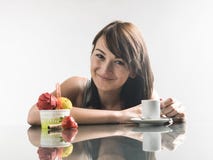 Jeune femme mignonne regardant la crème glacée et le café avec la réflexion photo libre de droits Jeune femme mignonne regardant la crème glacée et le café avec la réflexion photo libre de droits