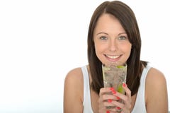 Jeune femme naturelle heureuse en bonne santé tenant un verre de l'eau glacée avec la chaux et les glaçons mûrs photographie stock Jeune femme naturelle heureuse en bonne santé tenant un verre de l'eau glacée avec la chaux et les glaçons mûrs photographie stock