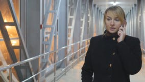 Jeune femme parlant sur le téléphone et la promenade pendant la nuit d'intérieur Portrait de fille attirante parlant du téléphone banque de vidéos Jeune femme parlant sur le téléphone et la promenade pendant la nuit d'intérieur Portrait de fille attirante parlant du téléphone banque de vidéos