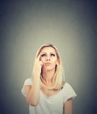Jeune femme pensant recherchant image stock Jeune femme pensant recherchant image stock