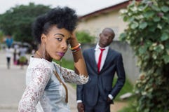 Jeune femme regardant en arrière et admiré par son homme Photo libre de droits Jeune femme regardant en arrière et admiré par son homme Photo libre de droits