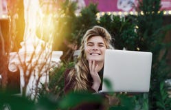 Jeune femme r?fl?chie en verres utilisant un ordinateur, se reposant sur un banc en parc de ville Le concept du temps est en lign photos stock Jeune femme r?fl?chie en verres utilisant un ordinateur, se reposant sur un banc en parc de ville Le concept du temps est en lign photos stock