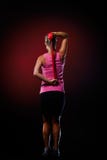 Jeune femme s'exerçant avec la bande élastique de forme physique dans le gymnase Images libres de droits Jeune femme s'exerçant avec la bande élastique de forme physique dans le gymnase Images libres de droits