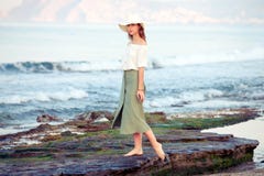 Jeune femme se tenant sur la roche images stock Jeune femme se tenant sur la roche images stock