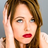 Jeune femme semblant ennuyée et contrariée photographie stock libre de droits Jeune femme semblant ennuyée et contrariée photographie stock libre de droits