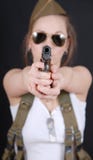 Jeune femme sexy posant dans l'uniforme WW2 militaire et une arme Photo libre de droits Jeune femme sexy posant dans l'uniforme WW2 militaire et une arme Photo libre de droits