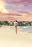 Jeune femme sportive et en bonne santé dans des lunettes de soleil fonctionnant sur la plage tropicale pendant le coucher du sole images stock Jeune femme sportive et en bonne santé dans des lunettes de soleil fonctionnant sur la plage tropicale pendant le coucher du sole images stock