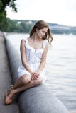 jeune femme sur la pierre Image libre de droits jeune femme sur la pierre Image libre de droits