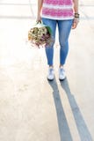 Jeune femme tenant le concept de fleurs photos libres de droits Jeune femme tenant le concept de fleurs photos libres de droits