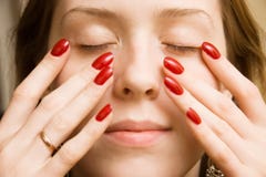 Jeune femme touchant son visage image libre de droits Jeune femme touchant son visage image libre de droits