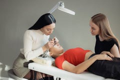 jeune femme travaillant aux prolongements de cil Photo libre de droits jeune femme travaillant aux prolongements de cil Photo libre de droits