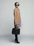 Jeune femme élégante dans le manteau beige Image stock Jeune femme élégante dans le manteau beige Image stock