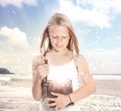 Jeune fille blonde ouvrant un cadre de cadeau photographie stock Jeune fille blonde ouvrant un cadre de cadeau photographie stock