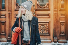 Jeune fille bouclée blonde avec le rétro appareil-photo de film, hiver images stock Jeune fille bouclée blonde avec le rétro appareil-photo de film, hiver images stock