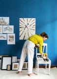 Jeune fille d'artiste créant l'illustration photographie stock libre de droits Jeune fille d'artiste créant l'illustration photographie stock libre de droits