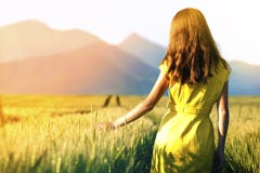 Jeune fille de beauté appréciant dehors la nature Beau MOIS adolescent image libre de droits Jeune fille de beauté appréciant dehors la nature Beau MOIS adolescent image libre de droits