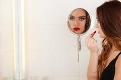 Jeune fille faisant le maquillage Photo stock Jeune fille faisant le maquillage Photo stock