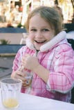 Jeune fille heureuse photographie stock libre de droits Jeune fille heureuse photographie stock libre de droits