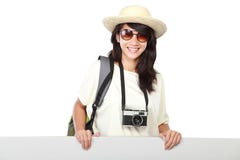 Jeune fille heureuse avec le sac à dos montrant le conseil vide photo stock Jeune fille heureuse avec le sac à dos montrant le conseil vide photo stock