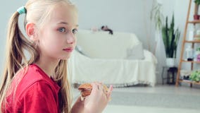 Jeune fille mangeant l'hamburger banque de vidéos Jeune fille mangeant l'hamburger banque de vidéos