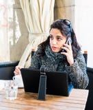 Jeune fille parlant sur le smartphone et faisant un visage triste photo stock Jeune fille parlant sur le smartphone et faisant un visage triste photo stock