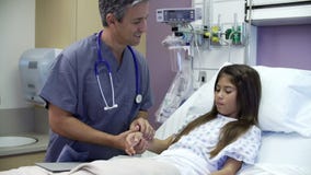 Jeune fille parlant à l'infirmière masculine In Hospital Room banque de vidéos Jeune fille parlant à l'infirmière masculine In Hospital Room banque de vidéos