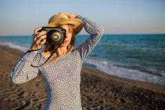 Jeune fille prenant des photos à la plage photo stock Jeune fille prenant des photos à la plage photo stock